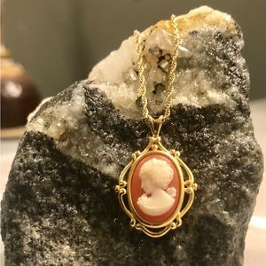 Cameo pendant necklace